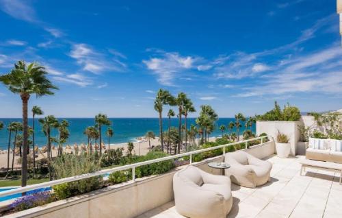 Penthouse with landscaped tropical gardens