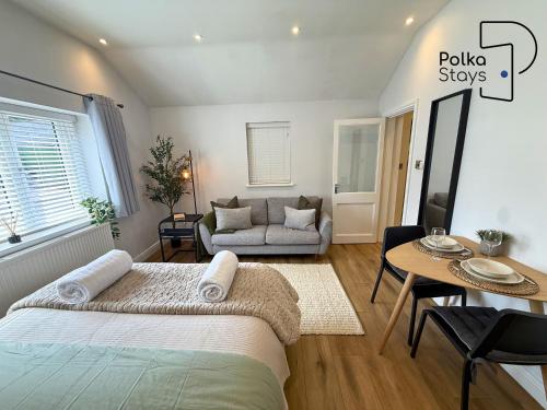 Stylish Cosy Cheshire Cottage by PolkaStays in 托夫特
