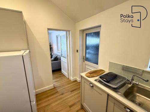 Stylish Cosy Cheshire Cottage by PolkaStays in 托夫特