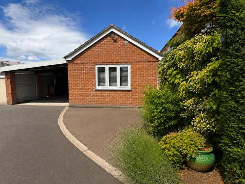 Stylish Cosy Cheshire Cottage by PolkaStays in 托夫特