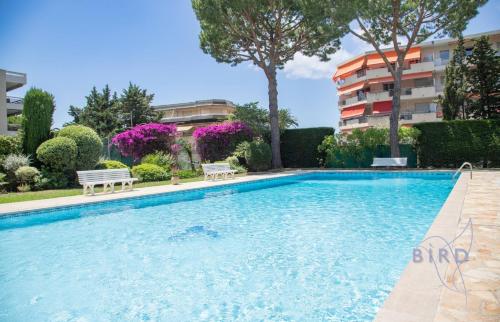 STUDIO With SWIMMING POOL in JUAN LES PINS – khách sạn tại Le Ponteil