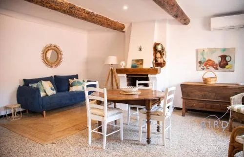 Beautiful authentic apartment in the heart of old Antibes photo 2