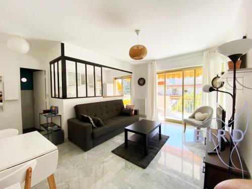 Bright flat near to the beach & harbor