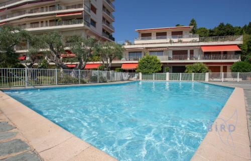 Smart flat in Antibes sea view AC parking and pool