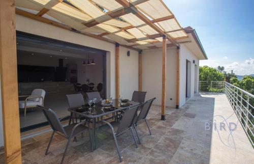 Facilities, Superb neo-Provencal villa with swimming pool air conditioning and view in Bagnols-en-Foret