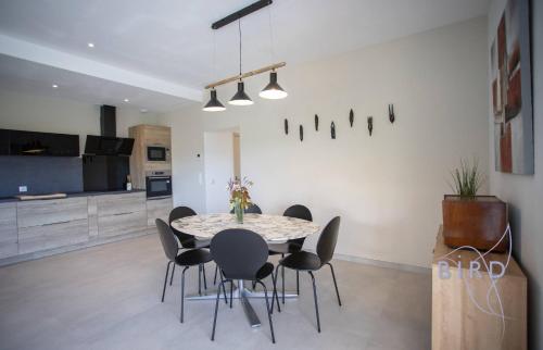 Facilities, Superb neo-Provencal villa with swimming pool air conditioning and view in Bagnols-en-Foret