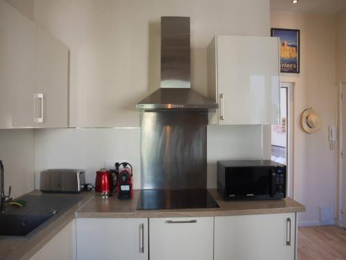 Bright 1BR in the Heart of Old Antibes Place Nationale - image 4