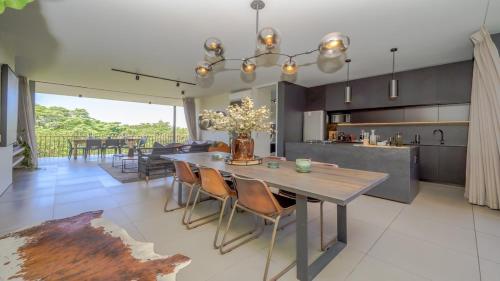 Beautiful Forest Apartment Salt Rock – khách sạn tại Dunkirk Estate