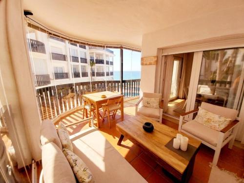 Seaview Puerta del Mar first line beach – khách sạn tại Calahonda