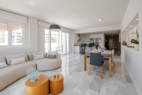 MARBELLA BANUS SUITES - Banús - Playas del Duque - Luxury 3BR - 3BA Penthouse - Huge Outdoor Terrace - Lounge & Outdoor Dining - Partial Sea Views - 35,000 m2 Tropical Gardens - S Pools - Ideal for Families