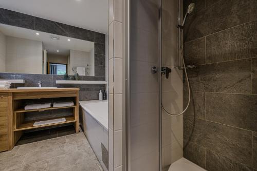 2 bedrooms, 5 beds