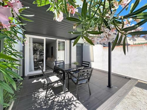 2 chambres, Terrasse, climatisation, 3 minutes plages
