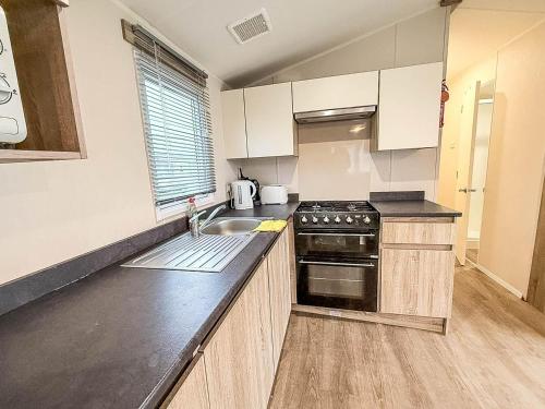 Lovely Caravan With Decking At Seawick Holiday Park In Essex Ref 27471sw - Clacton-on-Sea