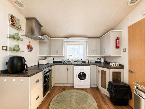 Lovely 4 Berth Caravan At Southview Holiday Park Ref 33001L - image 5