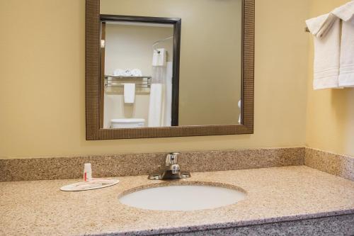 Days Inn by Wyndham Evansdale Waterloo - image 10