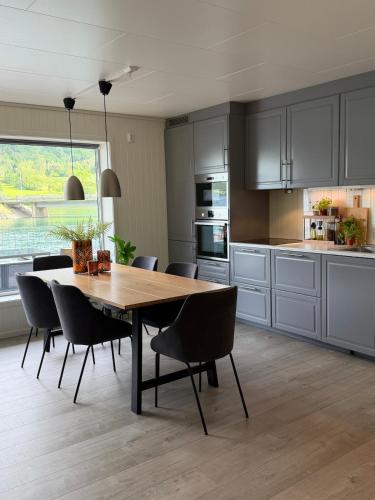 Modern lakefront apt with view - EV plug in Mindresunde