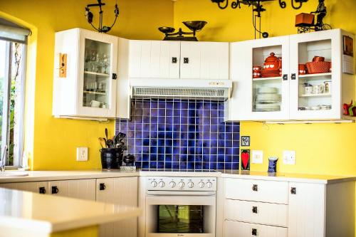 'Cardamom House' Enchanting Vacation Home 2 min from the Beach Sleeps 5 - image 5