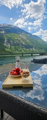 Modern lakefront apt with view - EV plug in Mindresunde