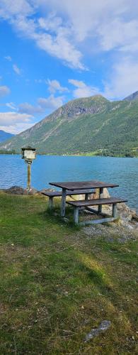Modern lakefront apt with view - EV plug in Mindresunde