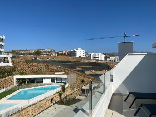 Golf View Penthouse with Pool & Gym Access
