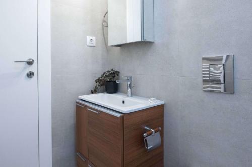 Exclusive 1 Bd Residence in Koukaki Athens - image 4