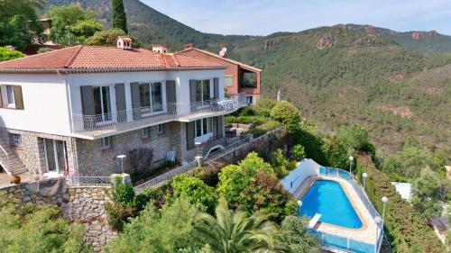 Haut de villa avec piscine privée et vue panoramique mer et Esterel
