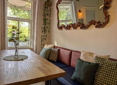 Urban & practical 7 people 2BR AC 2 Parking — other in 334 Avenue 3e, Quebec City Canada, G1L 2V8