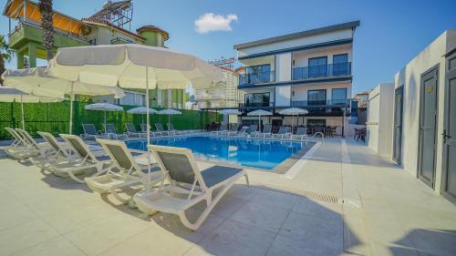 Blue Serenity Hotel, Side