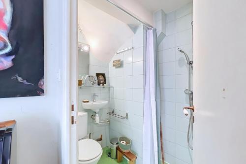 Charming house near Buttes-Chaumont - image 6