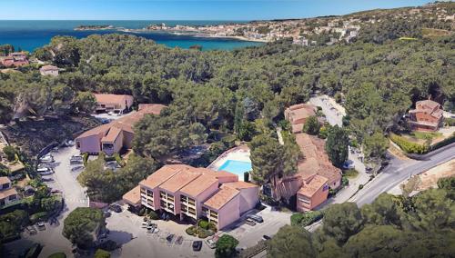Piscine - Plage à pieds - Tennis - Basket - Pétanque - Parking privé - Matelas de qualité -Appartement 4 personnes à SANARY SUR MER - proche BANDOL