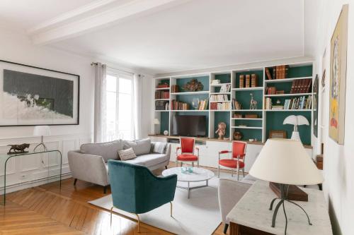 The Refined Parisian - image 10
