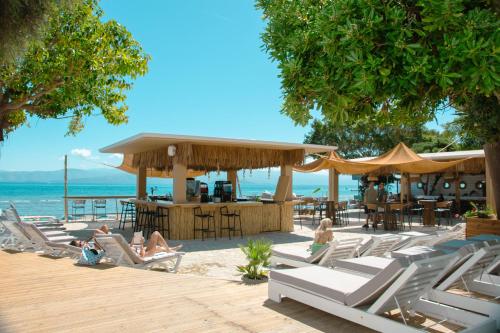 Newquay beach club – khách sạn tại Lefkimmi