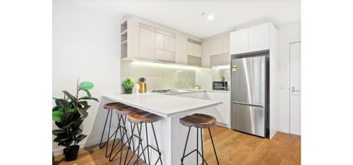 City Skyline Luxe 2BR CBD Retreat With Pool Gym Views
