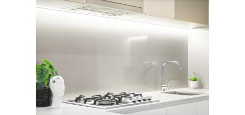 City Skyline Luxe 2BR CBD Retreat With Pool Gym Views