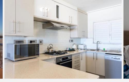 Luxurious Accessible Apartment in Vibrant Kaapstad - image 5