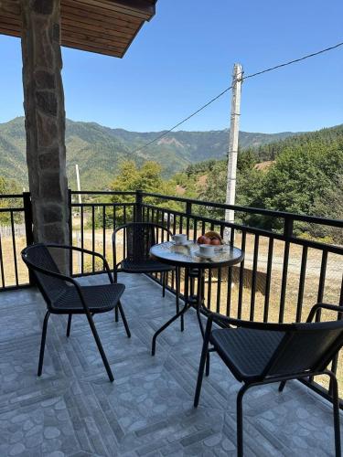 Balkons/terase, "Mtis broli 77"-Mzetamze-Borjomi in Kimotesubani