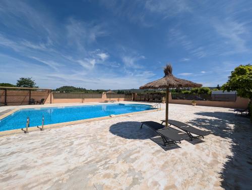 Maison centre Goudargues Jardin Piscine partagee in Goudargues