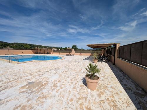 Maison centre Goudargues Jardin Piscine partagee in Goudargues