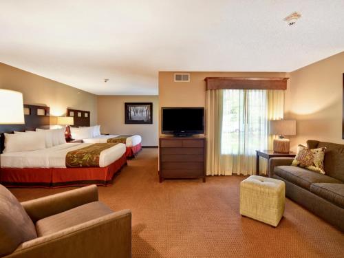 2 queen beds, 1 sofa bed