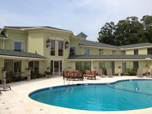 Town & Country Inn and Suites - image 4