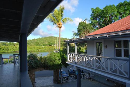 כניסה, The Moxy in אינגליש הארבור