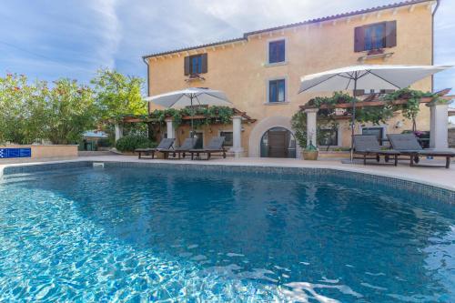 Villa Christina with Pool, Jacuzzi and Sauna – khách sạn tại Jakovici