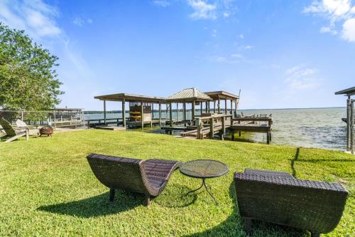 Lakefront Livingston Retreat w Dock and Fire Pit – khách sạn tại Onalaska (TX)