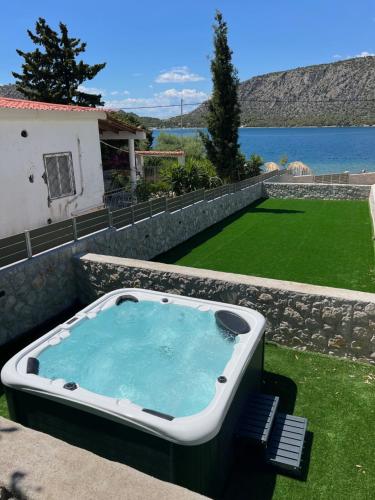 Vaade, Villa Nerόessa (Villa Nerοessa) in Limni Vouliagmenis