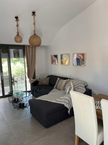 Villa Nerόessa (Villa Nerοessa) in Limni Vouliagmenis