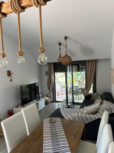 Seadmed, Villa Nerόessa (Villa Nerοessa) in Limni Vouliagmenis