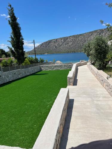 Aed, Villa Nerόessa (Villa Nerοessa) in Limni Vouliagmenis