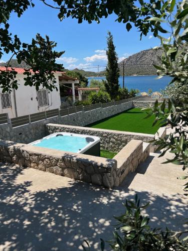 Villa Nerόessa gîte à louer Limni Vouliagmenis