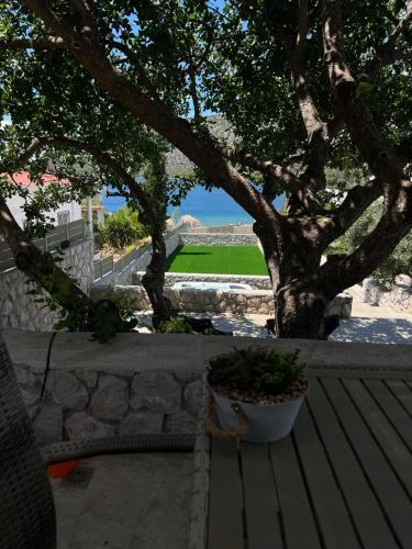 Vaade, Villa Nerόessa (Villa Nerοessa) in Limni Vouliagmenis