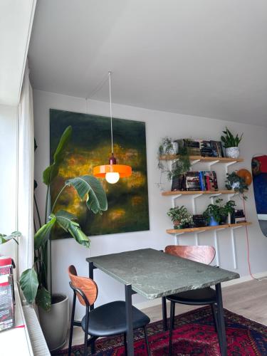 Modern apartment with forest view, close to the subway in Bjerke